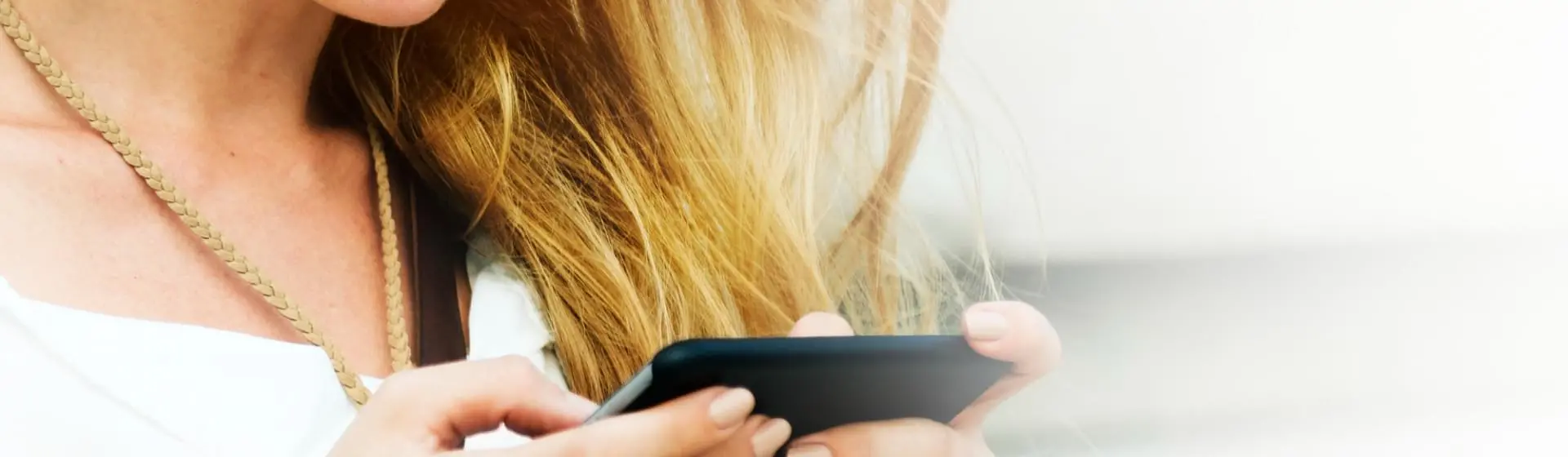 Woman using he mobile phone.
